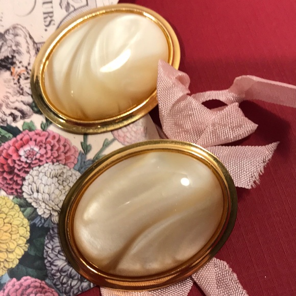 ♥️🎼Clip on earrings pearl tone in gold tone setting - Picture 4 of 8